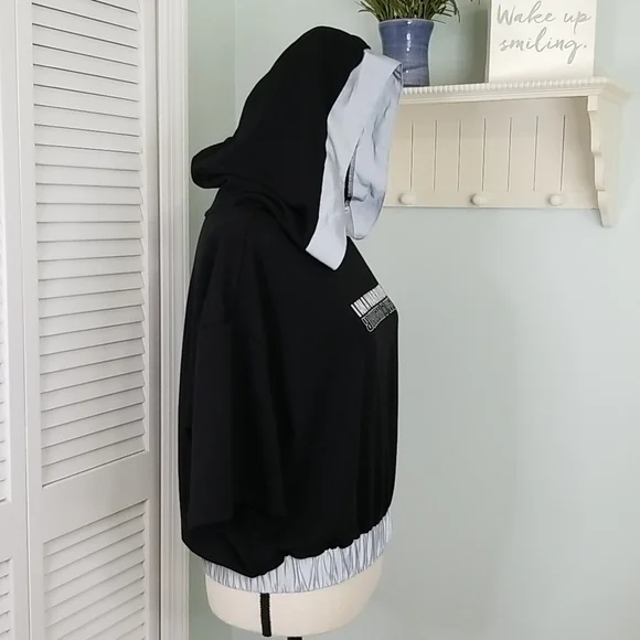 Black, crop, hooded, I am a warrior top - Picture 4 of 13